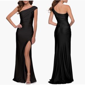 La Femme
One-Shoulder
Shiny Jersey
Gown size 16 black